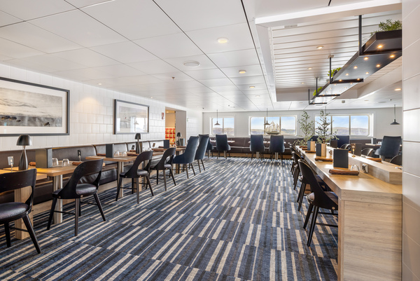 HX Hurtigruten Expeditions MS Spitsbergen Brygga Bistro 2 ©Espen Mills.jpg